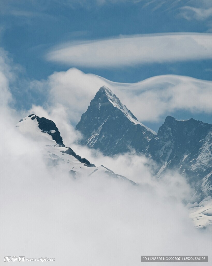 云海中的巍峨山峰