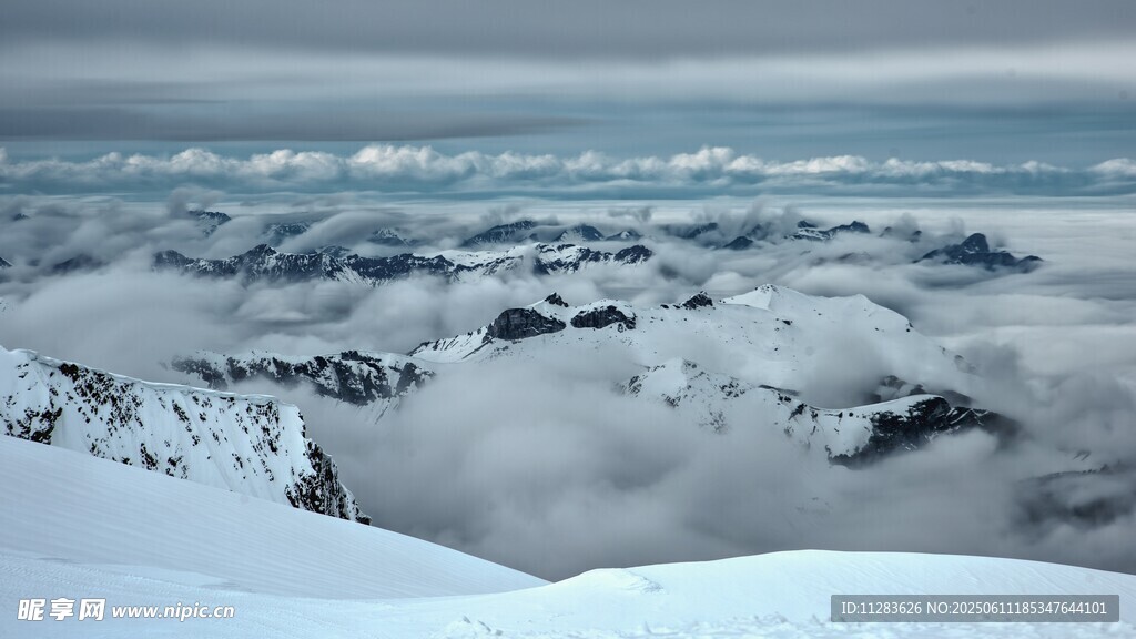 雪山云海壮丽自然景观