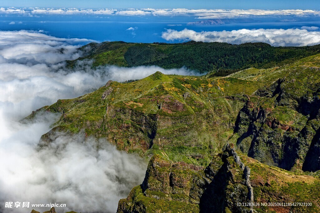 高山云海壮丽自然景观