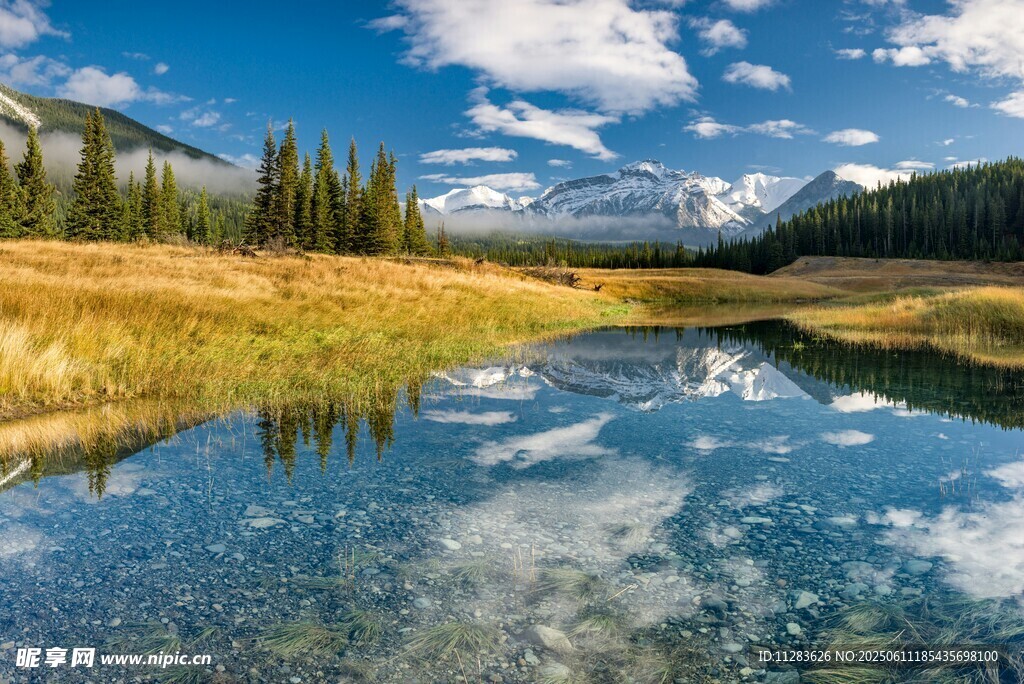 山间清澈湖泊美景