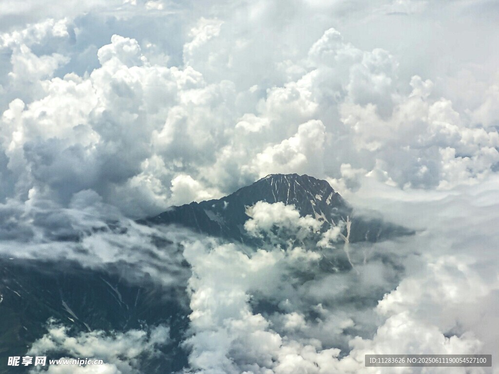 云海中的孤峰