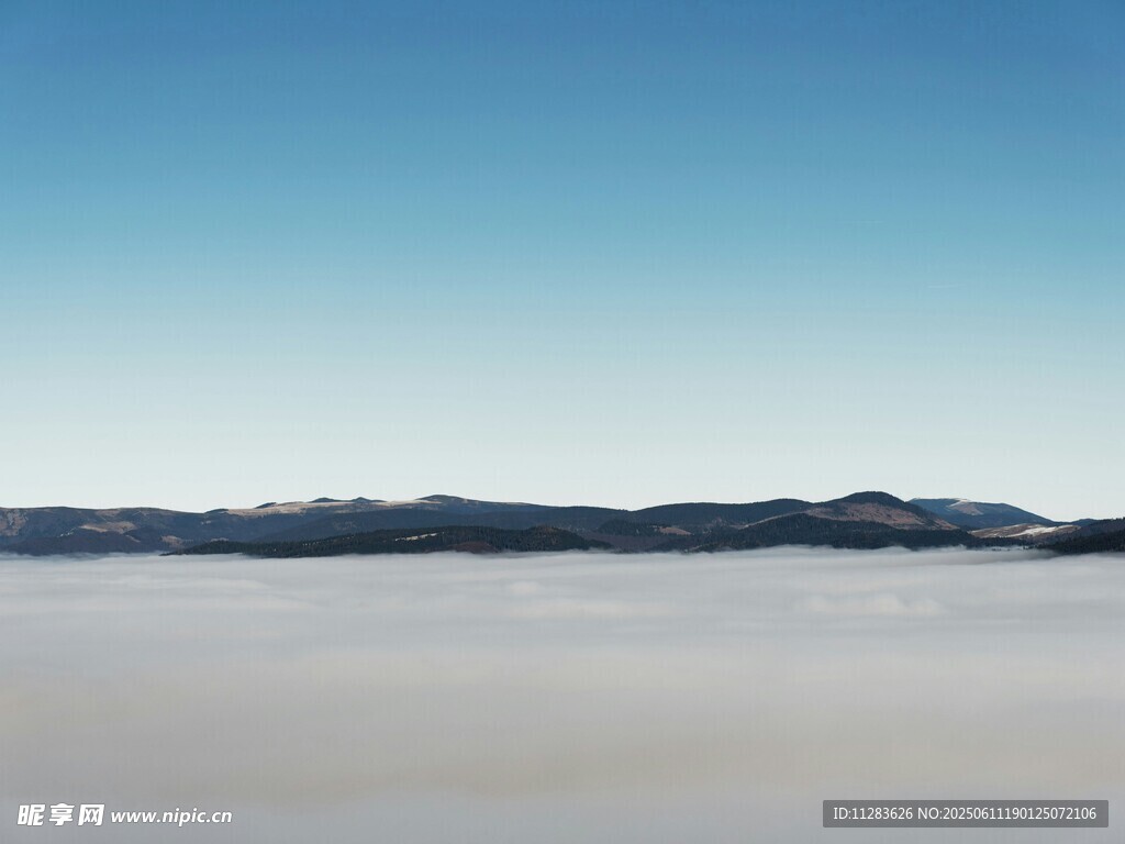 云海之上的山峦美景
