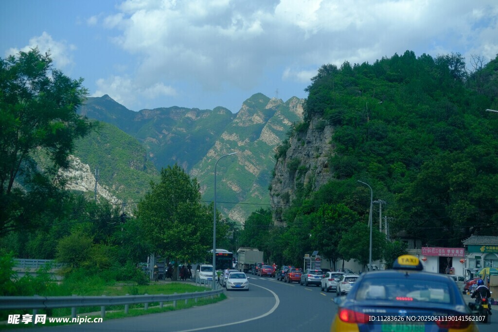 山间公路车流穿行美景