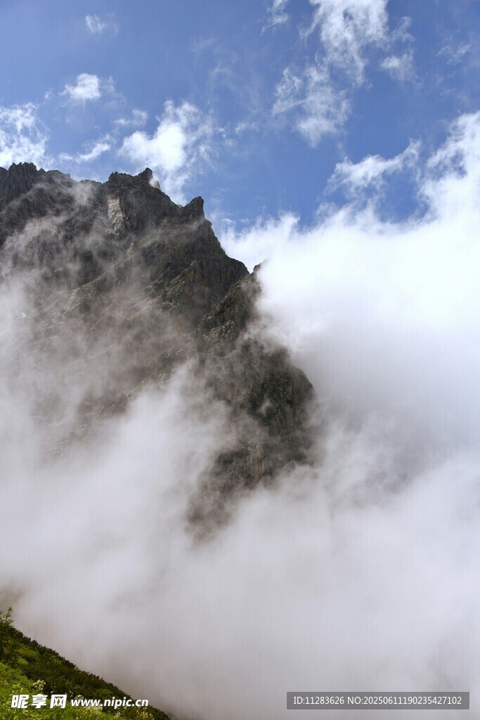 云雾缭绕的巍峨山峰