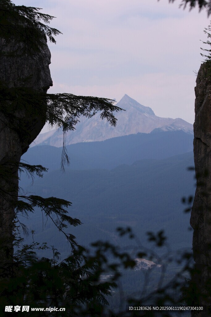 山间暮色