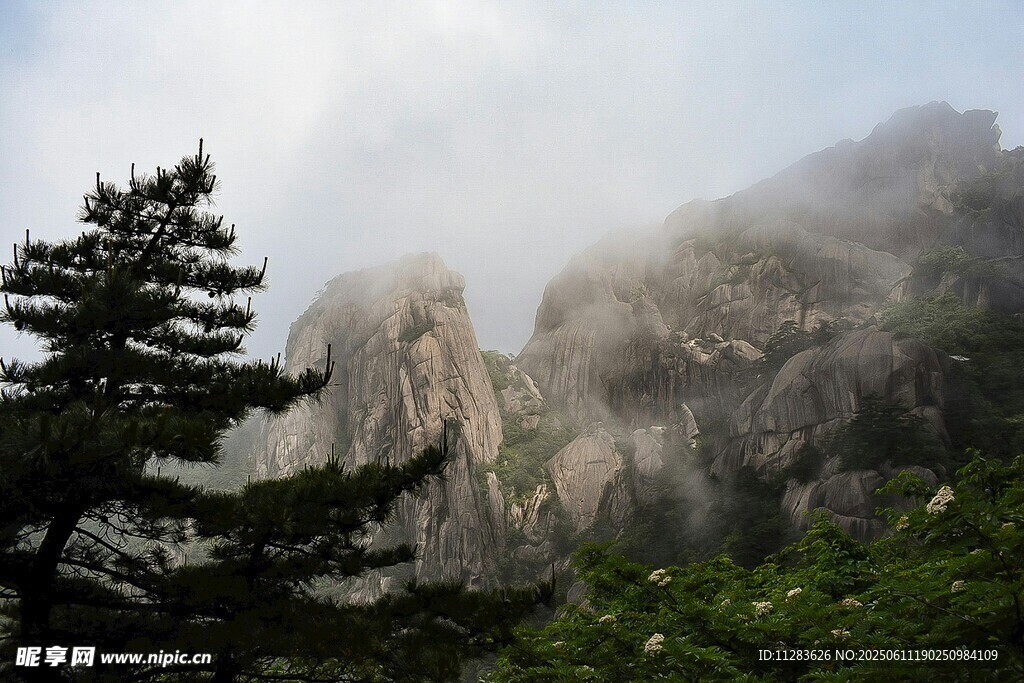 云雾缭绕的壮美山峰