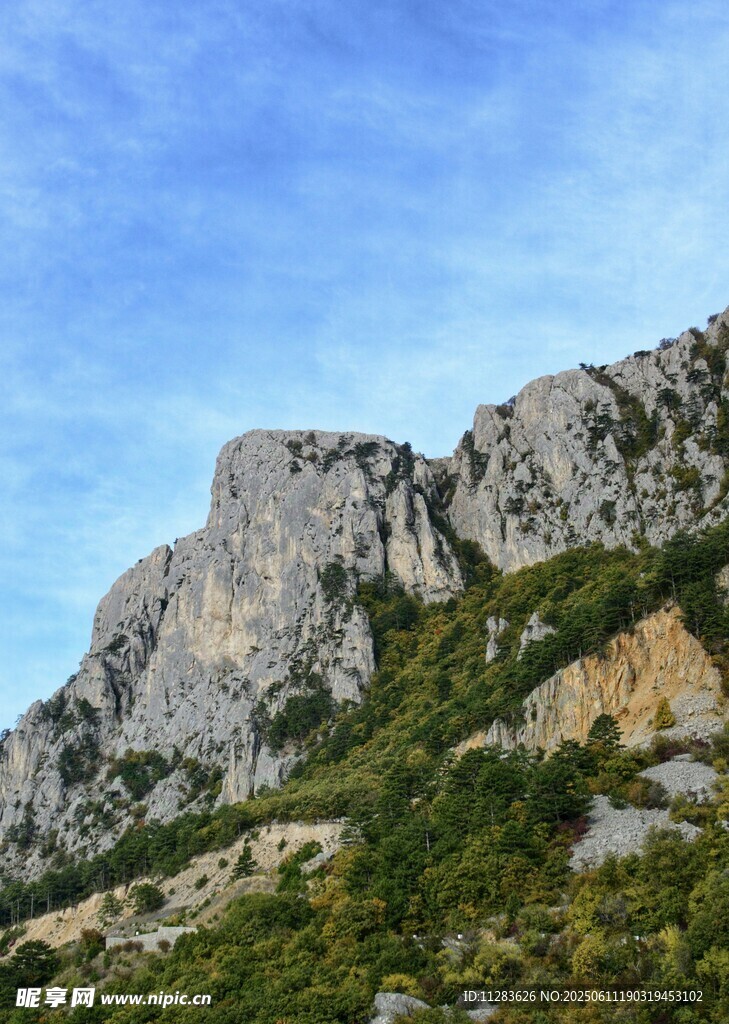 巍峨山峦与葱郁植被