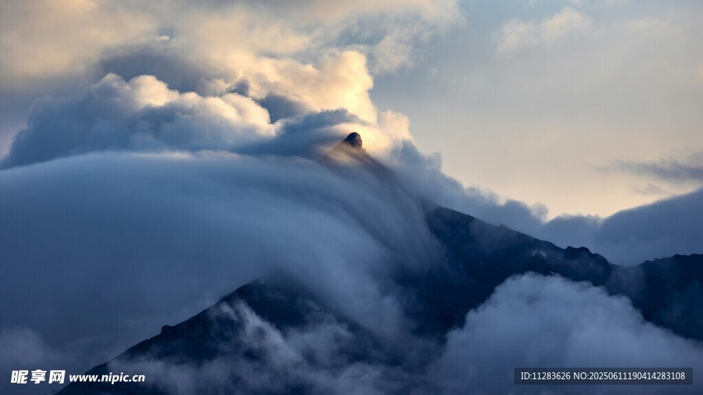 云海中的壮丽山景