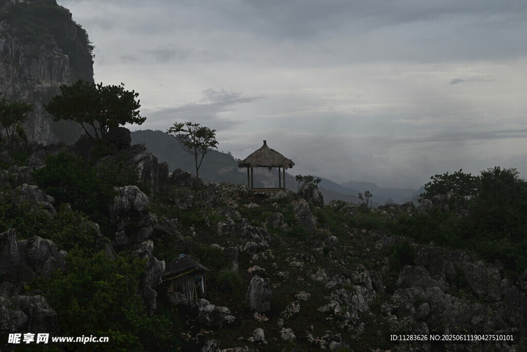 云雾缭绕的山间景致