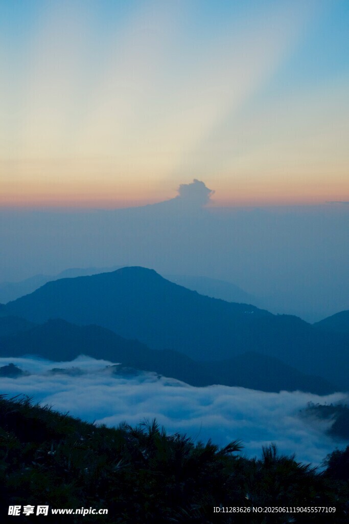 山间云海日出美景