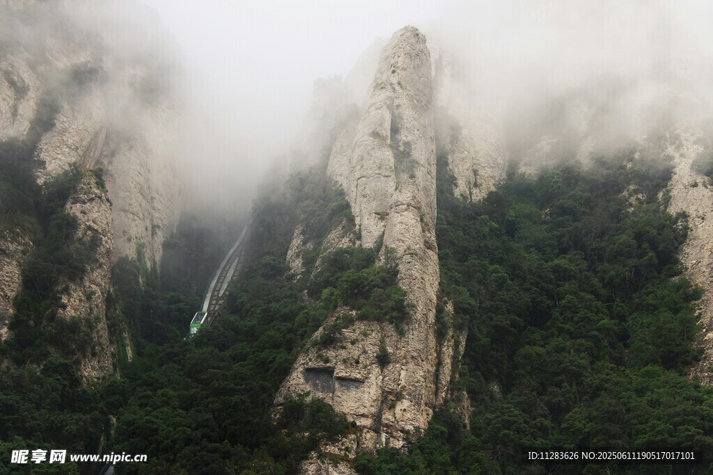 云雾缭绕的壮丽山峰