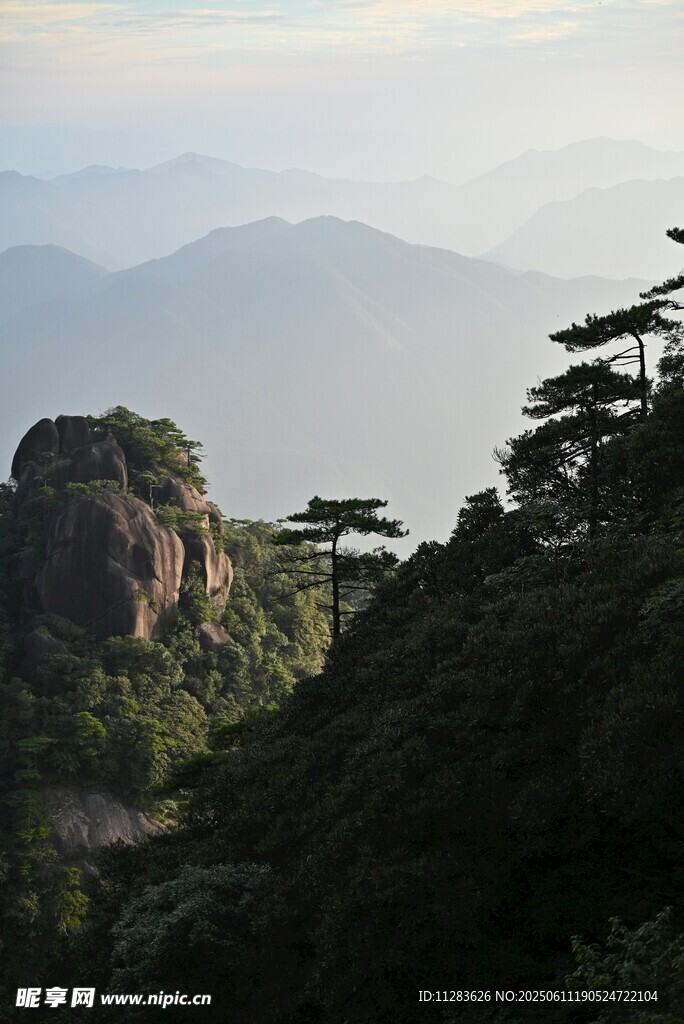 山巅奇景