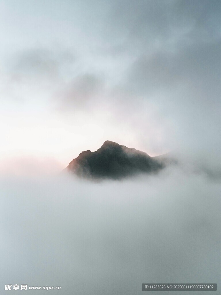 云海中的孤峰