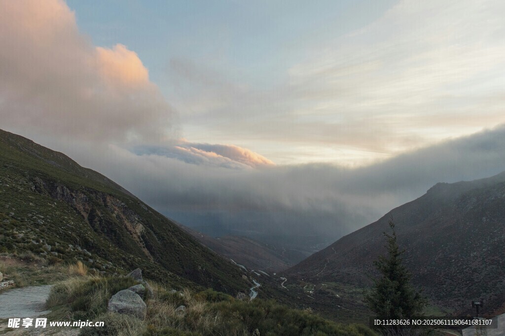 山间晨曦美景