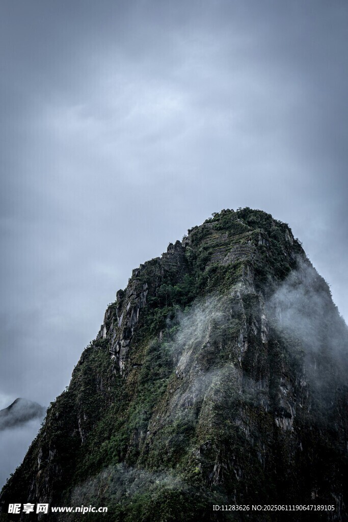 云雾缭绕的巍峨山峰