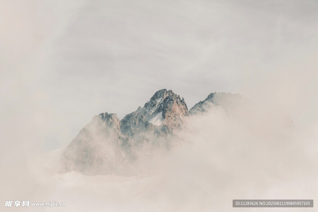 云雾缭绕中的巍峨山峰