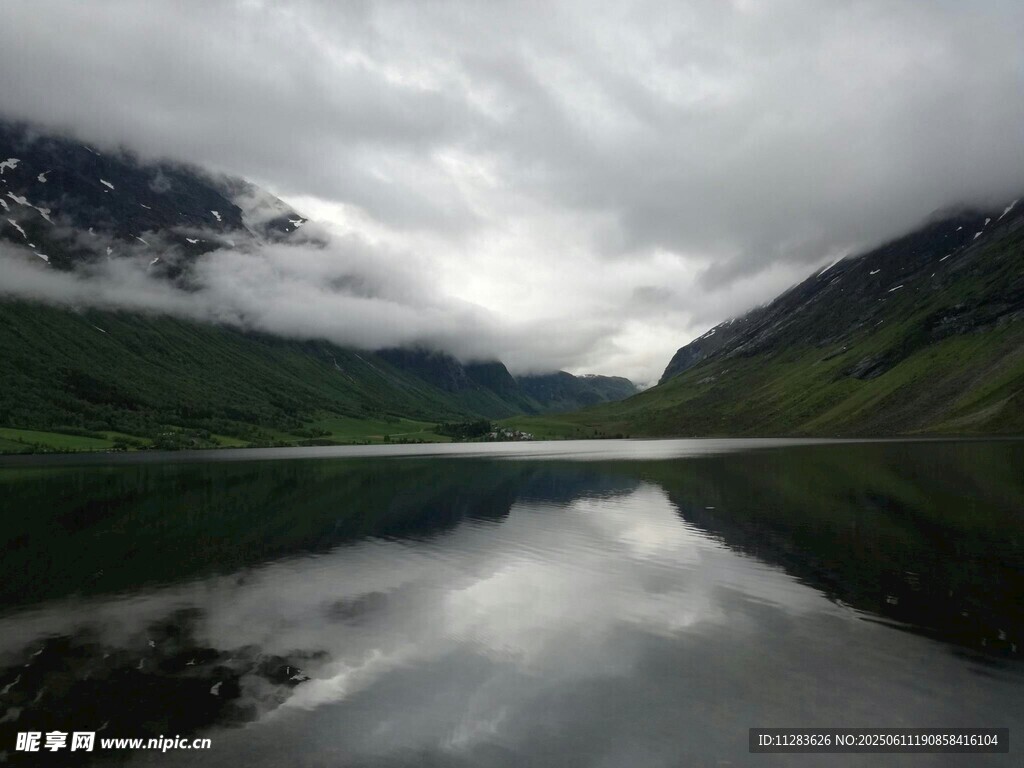 云雾缭绕的静谧山水湖景