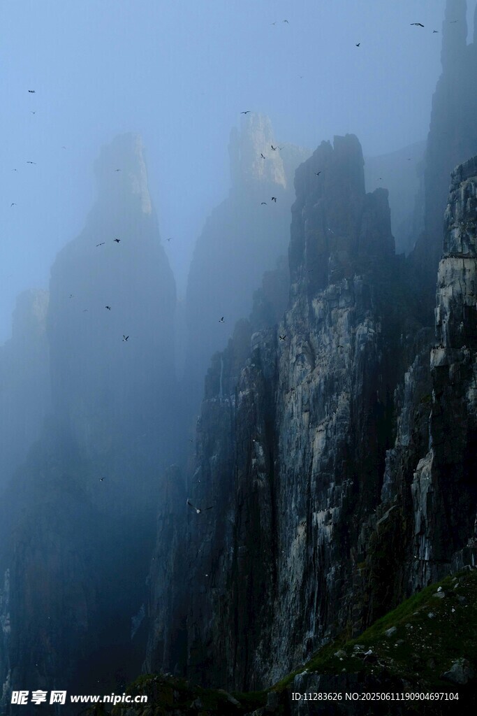 云雾缭绕的壮丽山峰