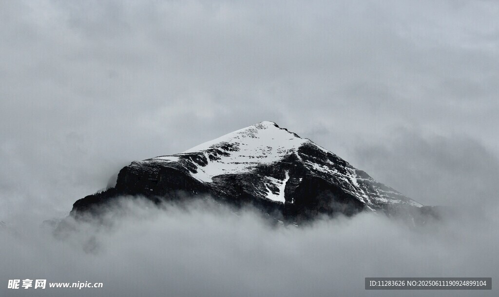 云雾缭绕中的巍峨雪山