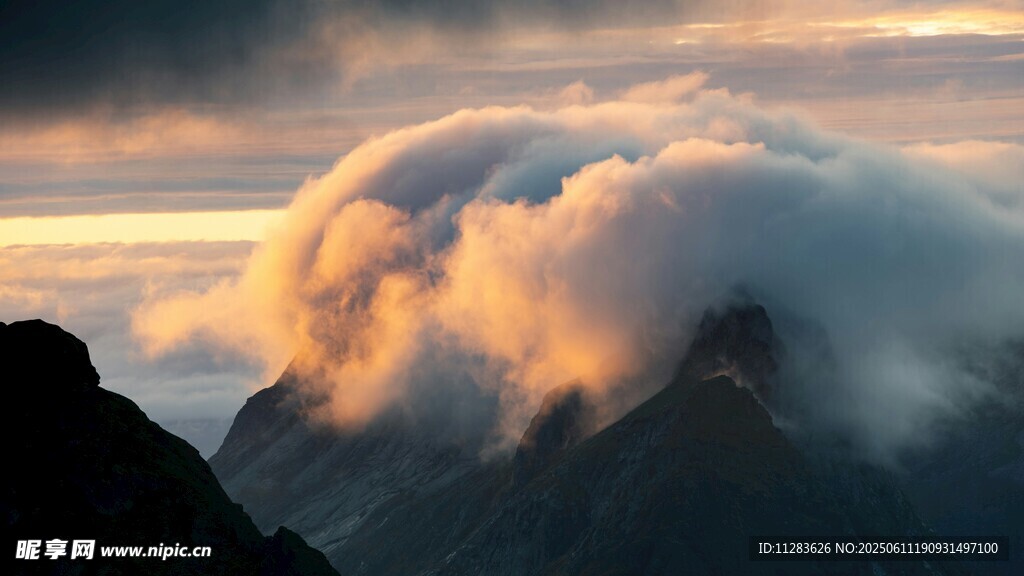 壮丽云海环绕巍峨山峰