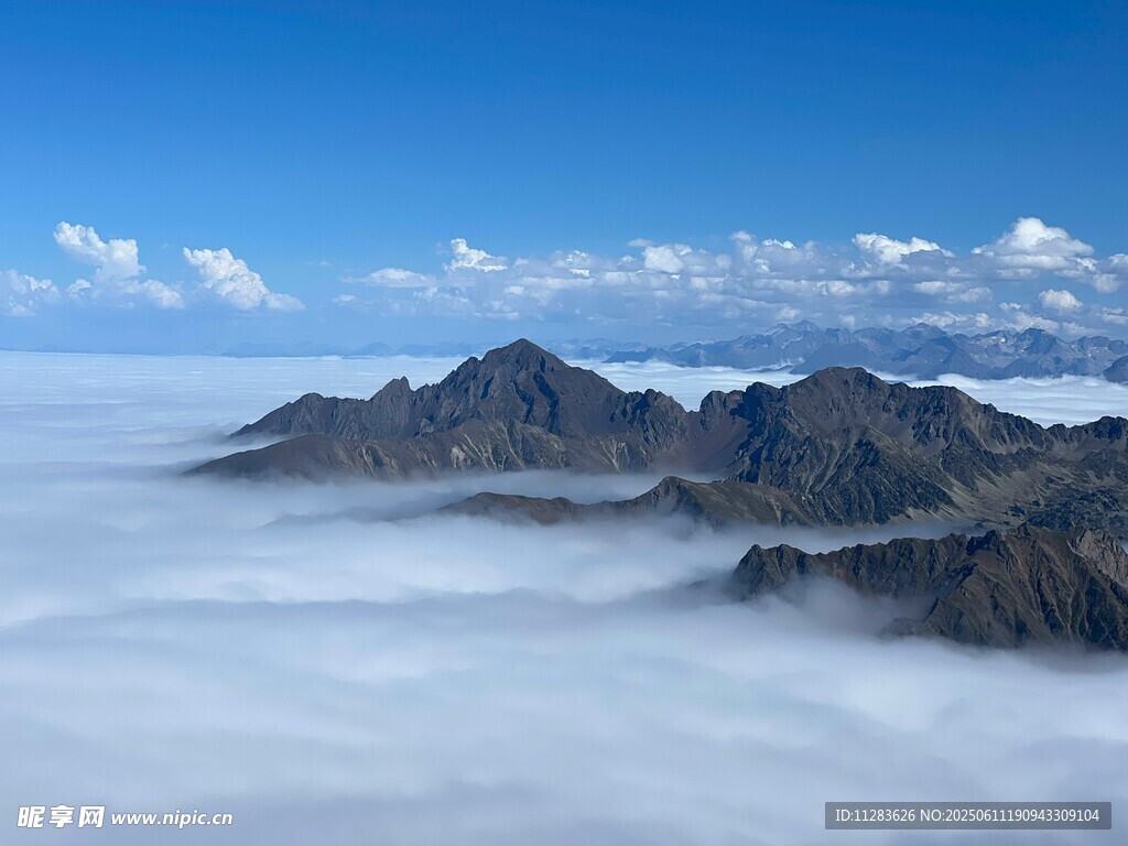云海中的壮丽山峦