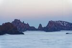 云海中的壮丽山峦景观