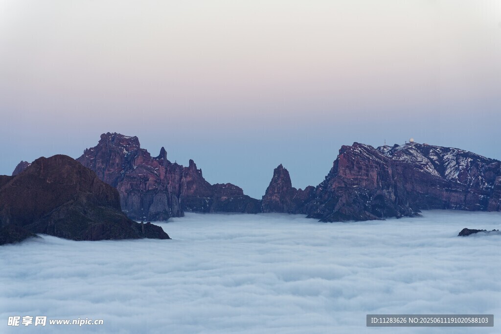 云海中的壮丽山峦景观