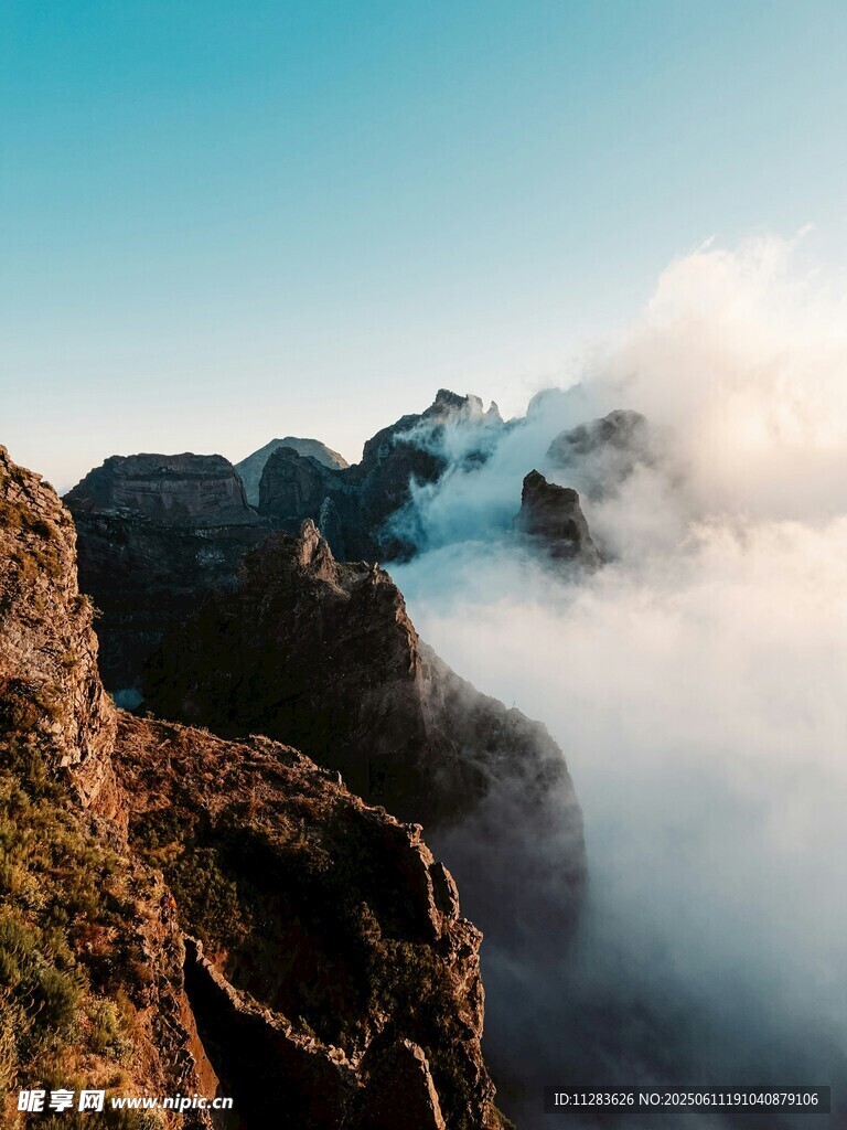 云雾缭绕的壮美山峦