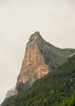 巍峨山峰与葱郁植被