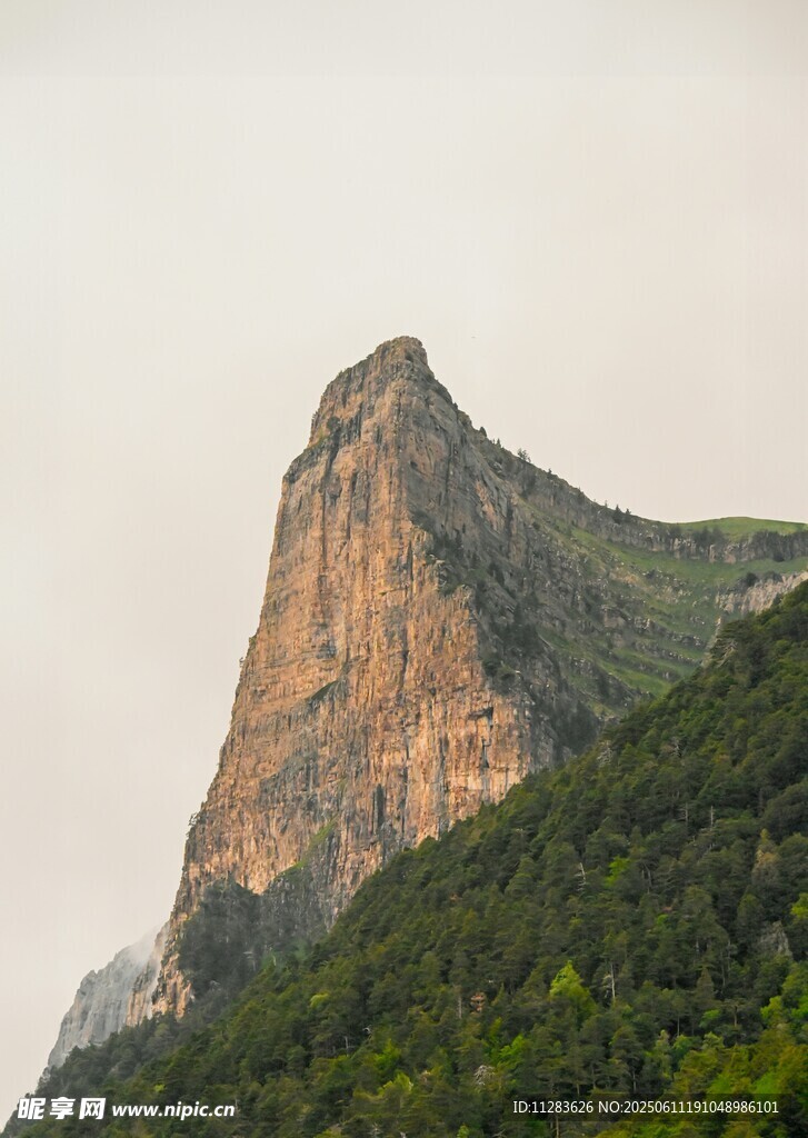巍峨山峰与葱郁植被