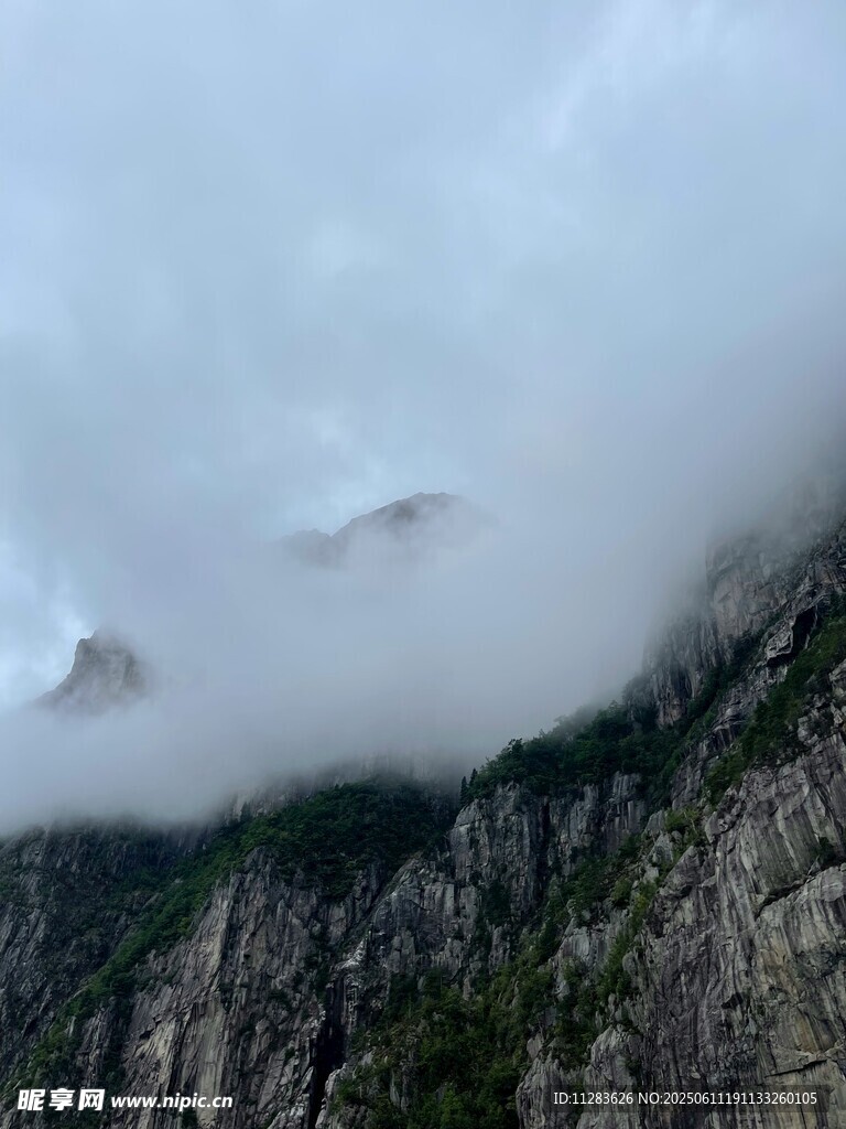 云雾缭绕的巍峨山峰