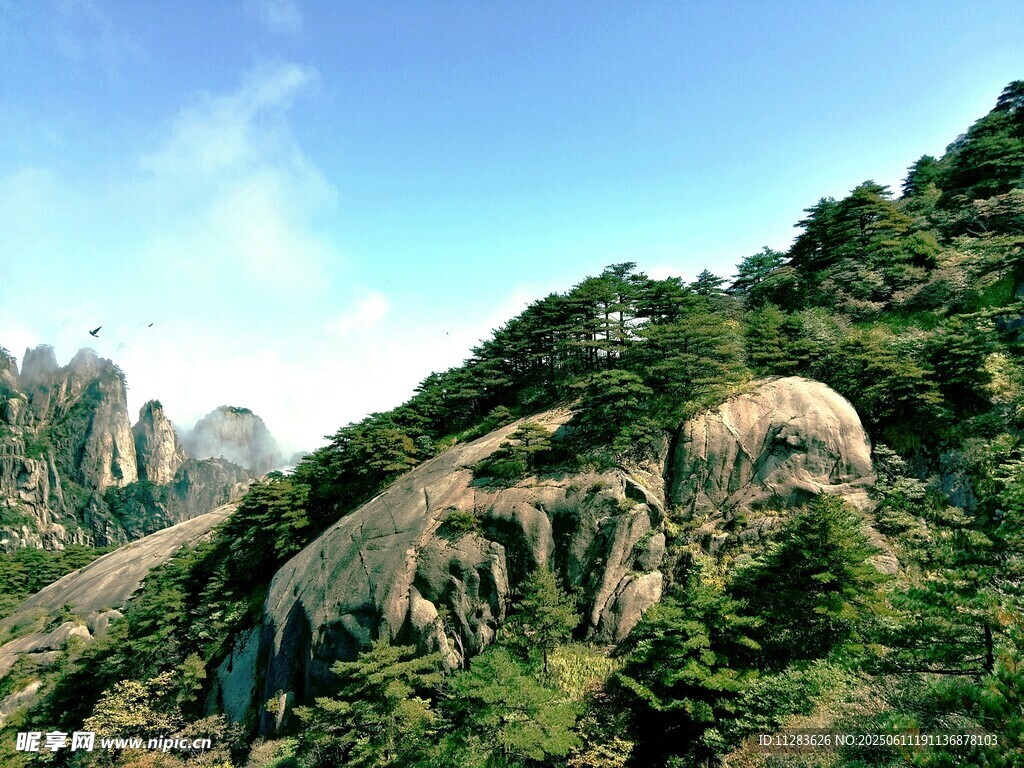 青山峻岭间的秀丽风光