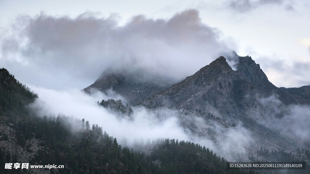 云雾缭绕的壮丽山峰
