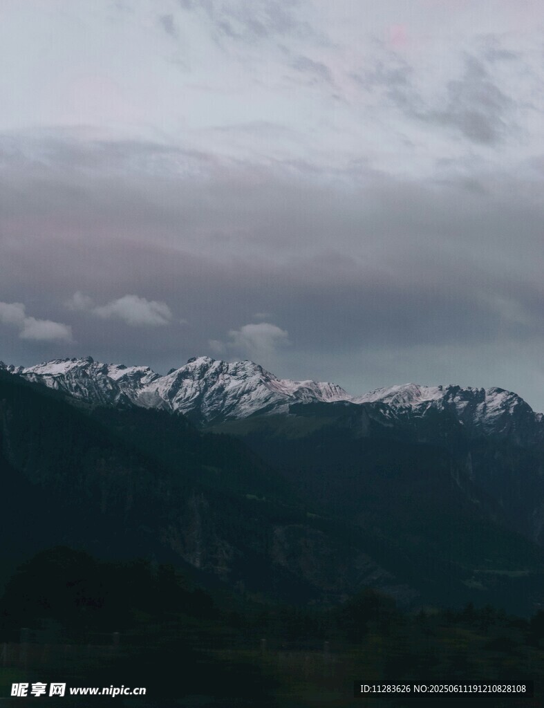 云雾缭绕下的雪山美景