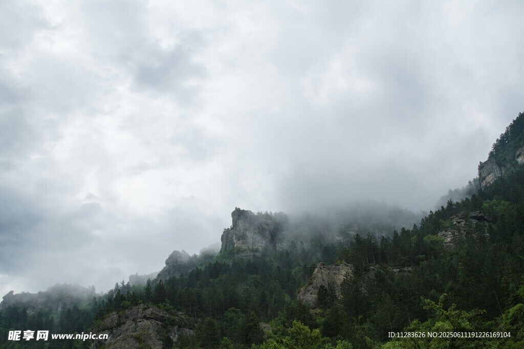 云雾缭绕的山峦美景