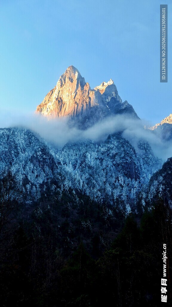 雪山云海间的壮丽山峰