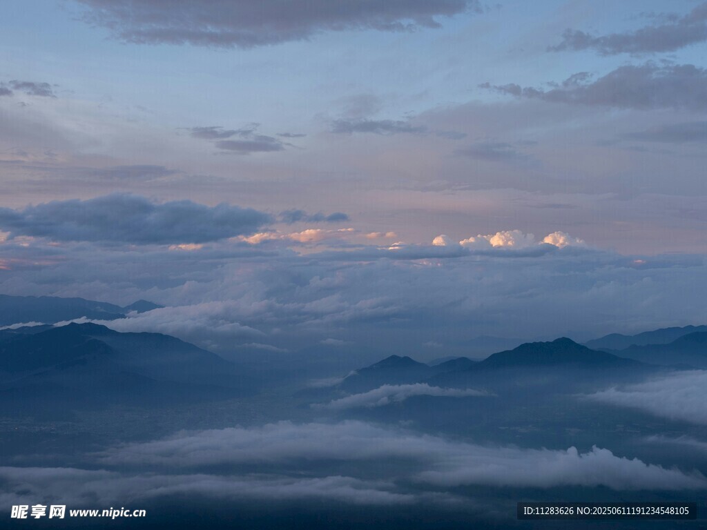 山间云海日出美景
