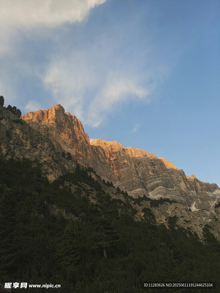夕阳下的壮丽山景