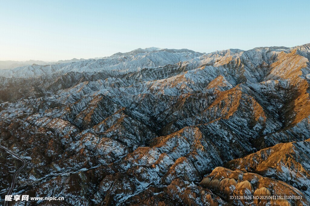 雪覆山峦壮丽风光