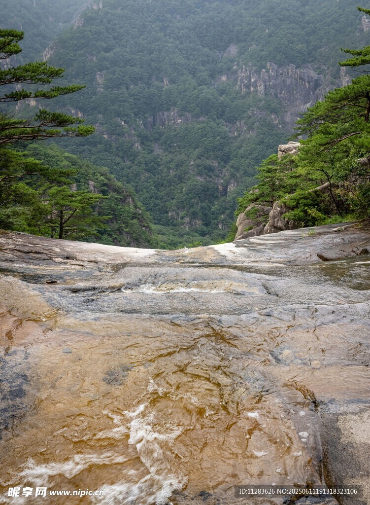 山间岩石景观