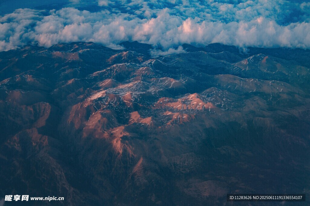 高空俯瞰壮丽山峦景观