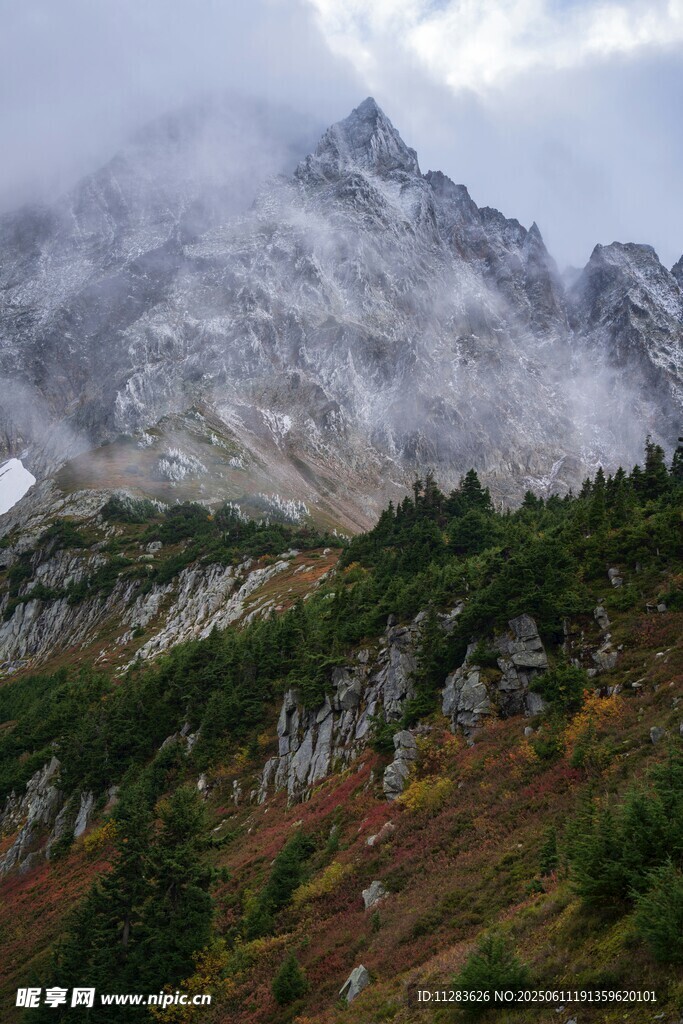 云雾缭绕的壮美山峦