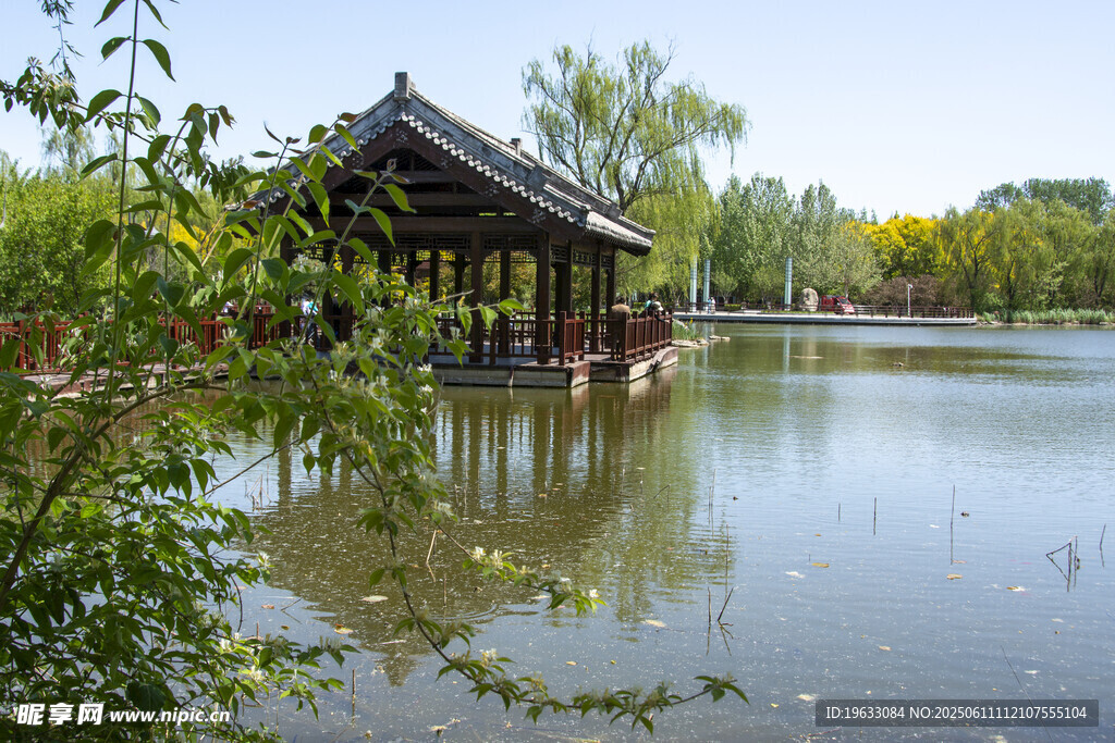 湖畔古亭静谧之景