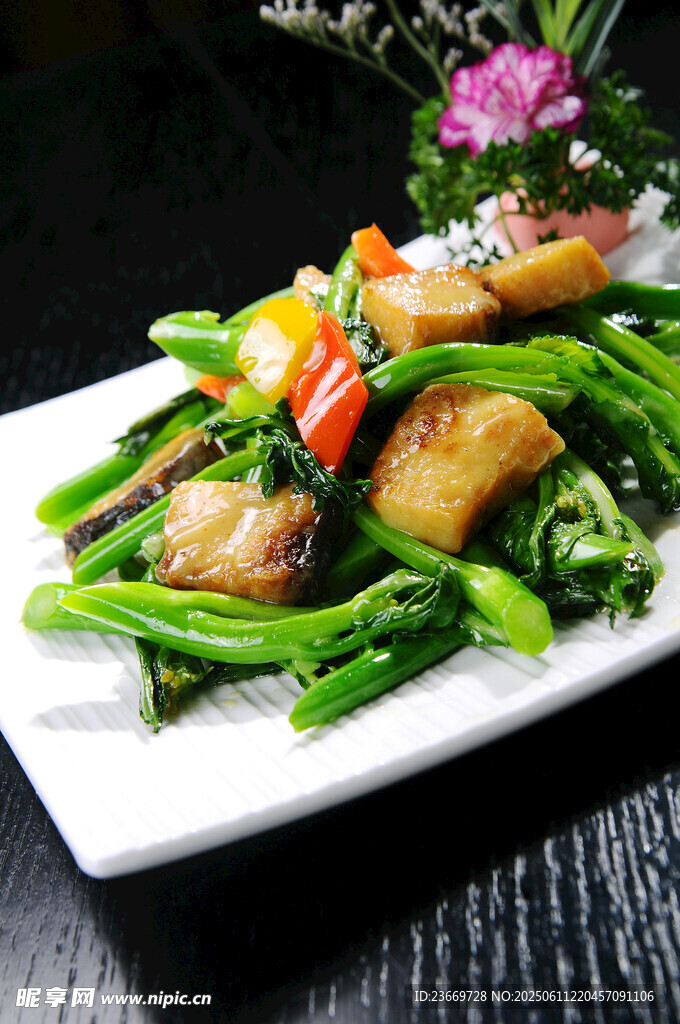 香煎鱼块配鲜嫩豆角