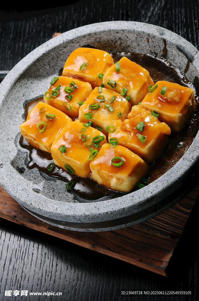 香煎豆腐摆盘中
