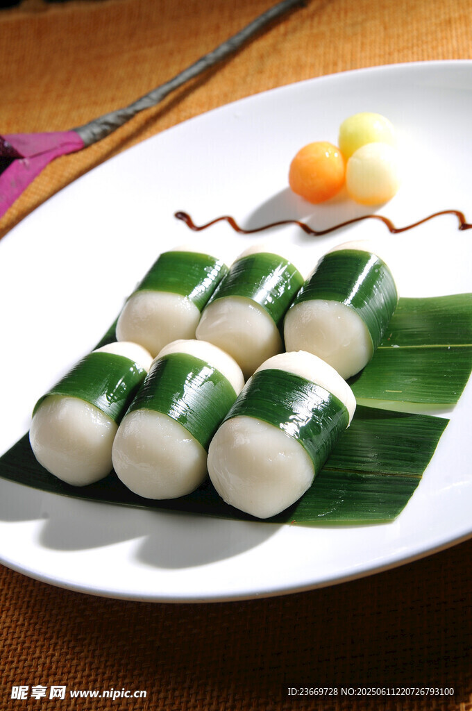 粽叶糯米团子美食摆盘