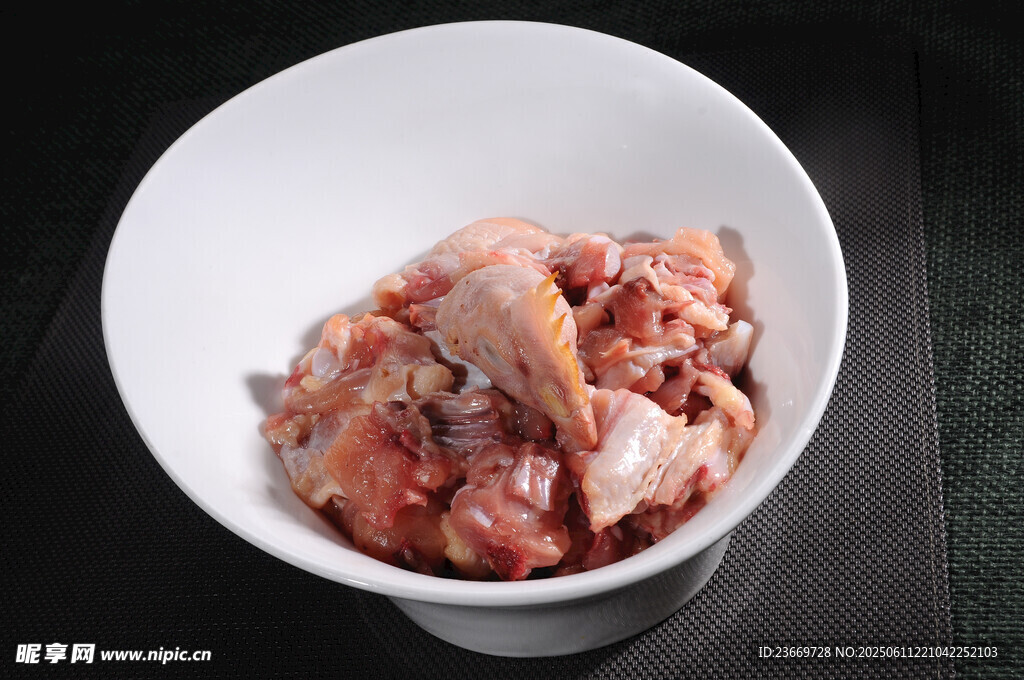 碗中新鲜鸡肉块