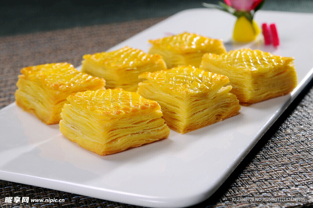 美味千层糕摆于白盘