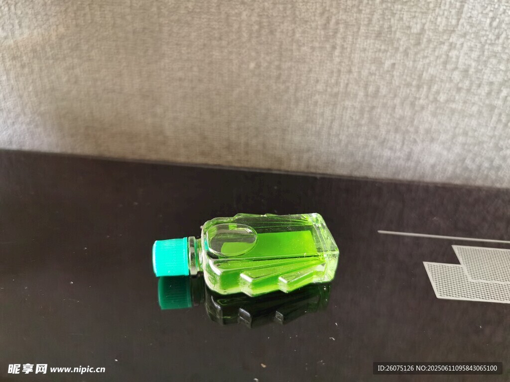 绿色小瓶清新液体香氛