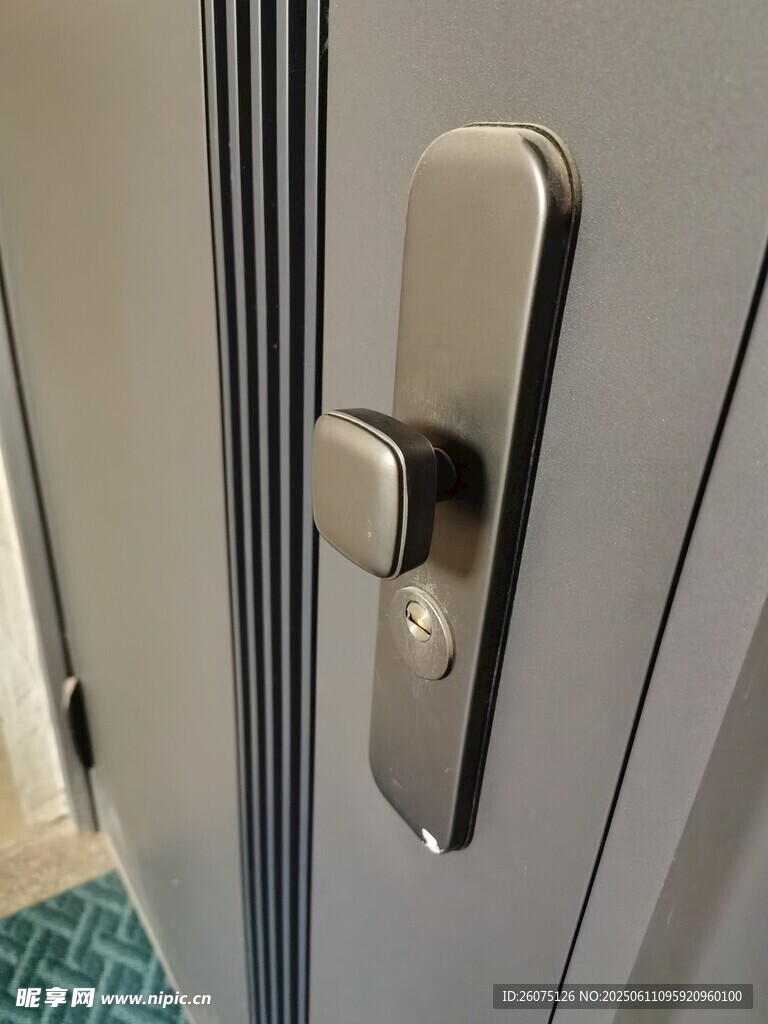 简约金属门锁特写
